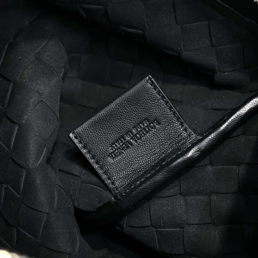 Batch 1360 Bottega Veneta's Bottega Veneta handbag transforms into a man in seconds ⌨️The texture is great! The weaving process is exquisite, simple and elegant, and it perfectly matches any clothes! Whether you are out on the street or on a date, it can instantly improve your overall taste. It can not only hold your wallet and mobile phone, but also the charm of your male god. Style number: 6518 Size: 33*22*7cm